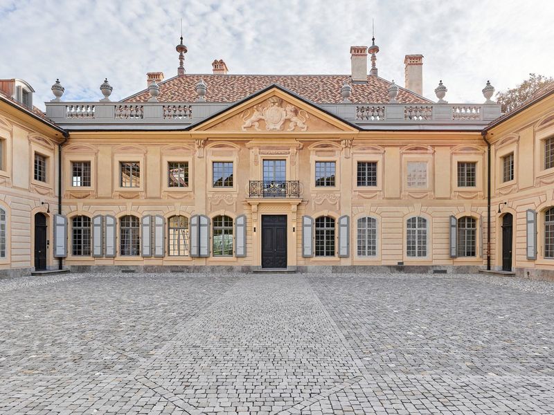 Hauteville, du château au campus, histoire d'une reconversion – Cour d'honneur – Luca Delachaux, atelier delachaux photographie / Pepperdine University